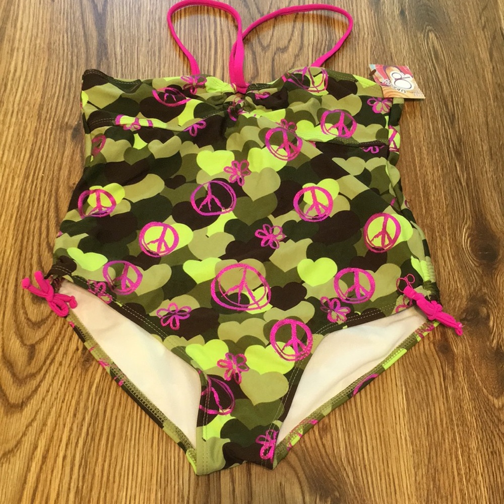 Peace signs & Camo hearts 1 Pc Swimsuit NWT Sz XL